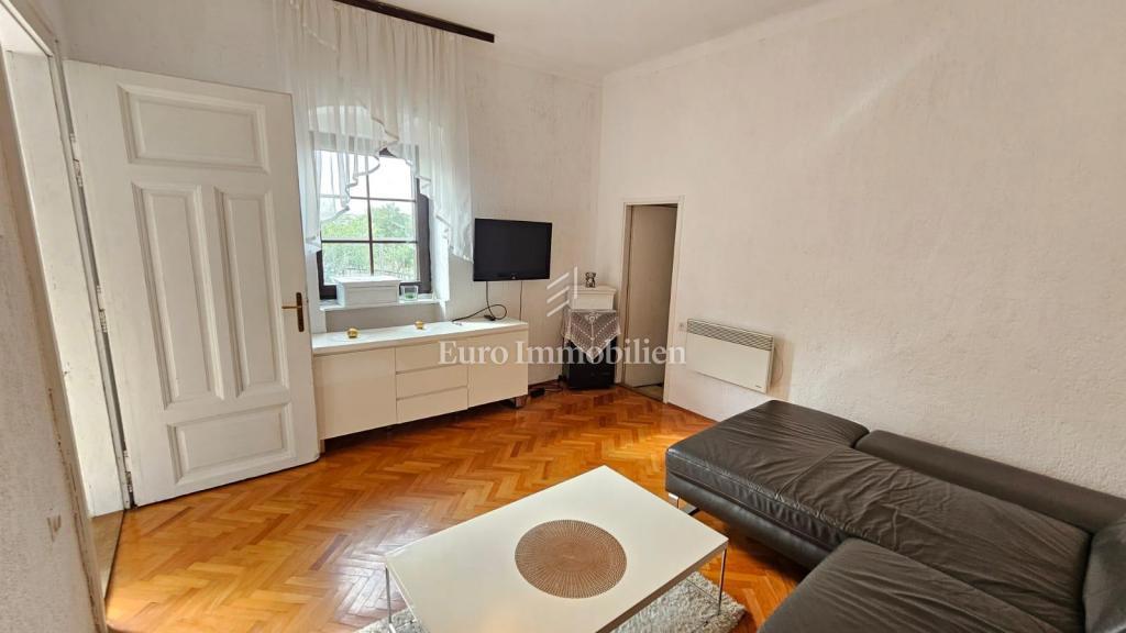 Pritlična hiša v Jadranovu s parkiriščem