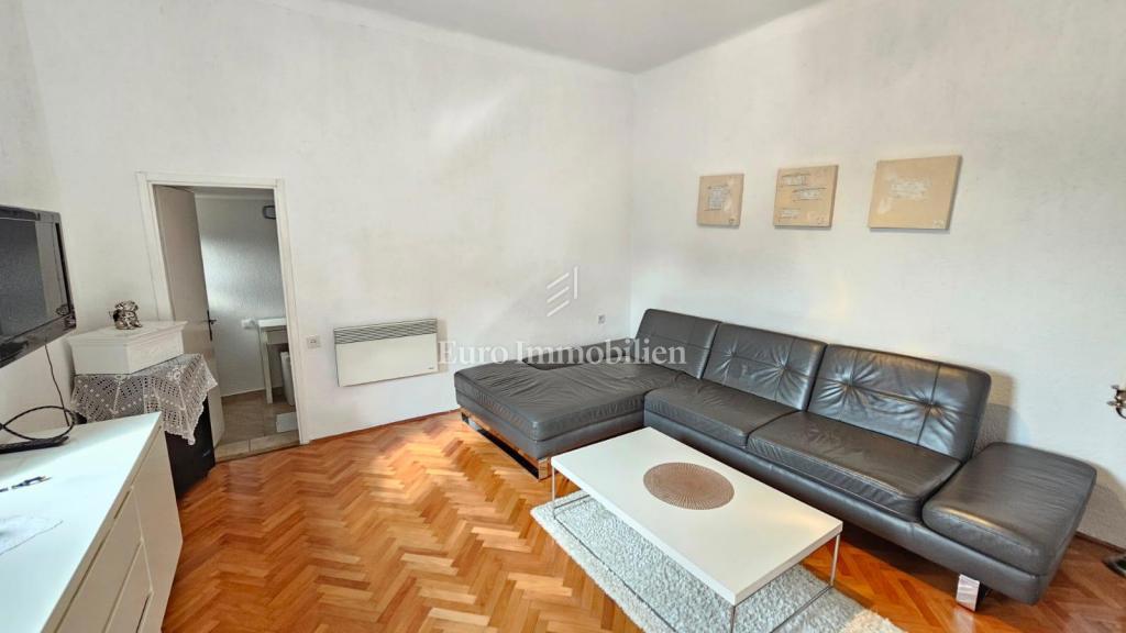 Pritlična hiša v Jadranovu s parkiriščem