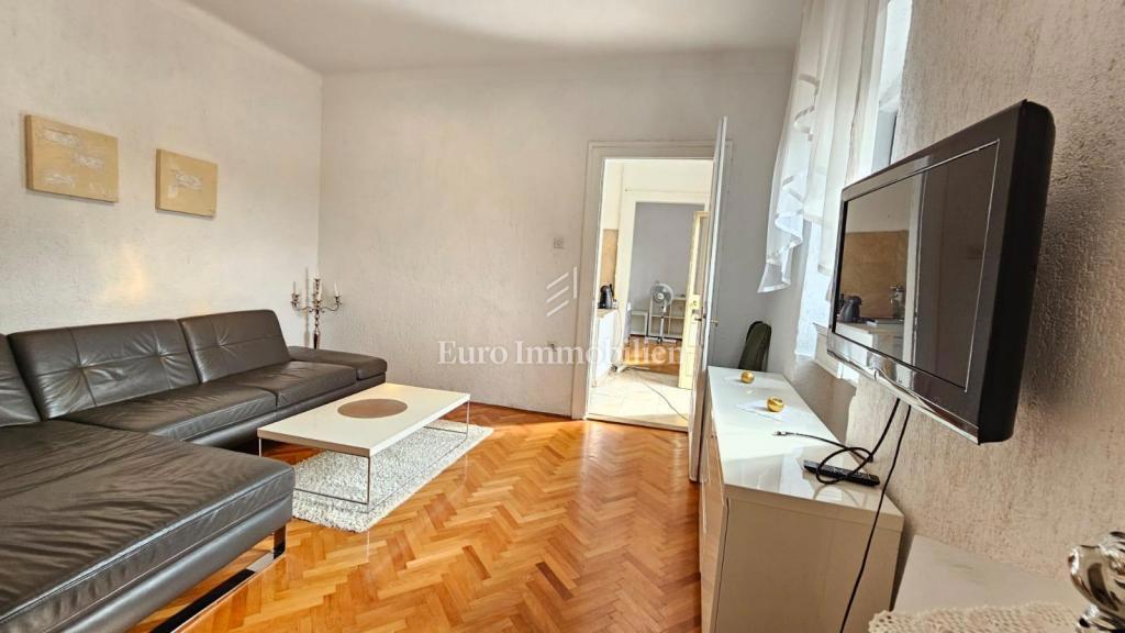 Pritlična hiša v Jadranovu s parkiriščem