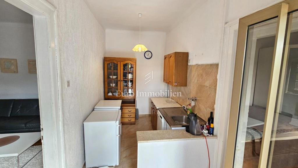 Pritlična hiša v Jadranovu s parkiriščem