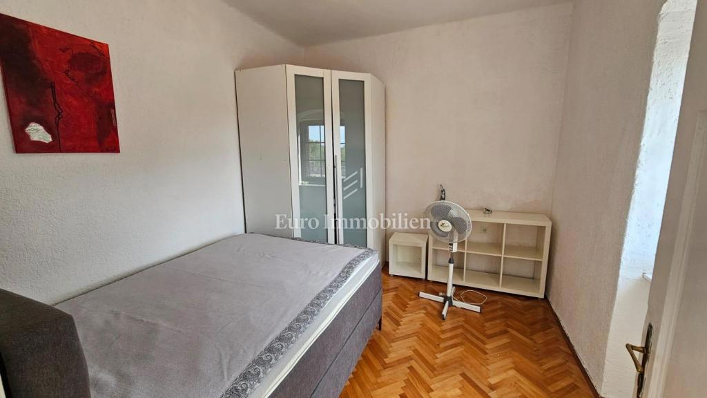 Pritlična hiša v Jadranovu s parkiriščem