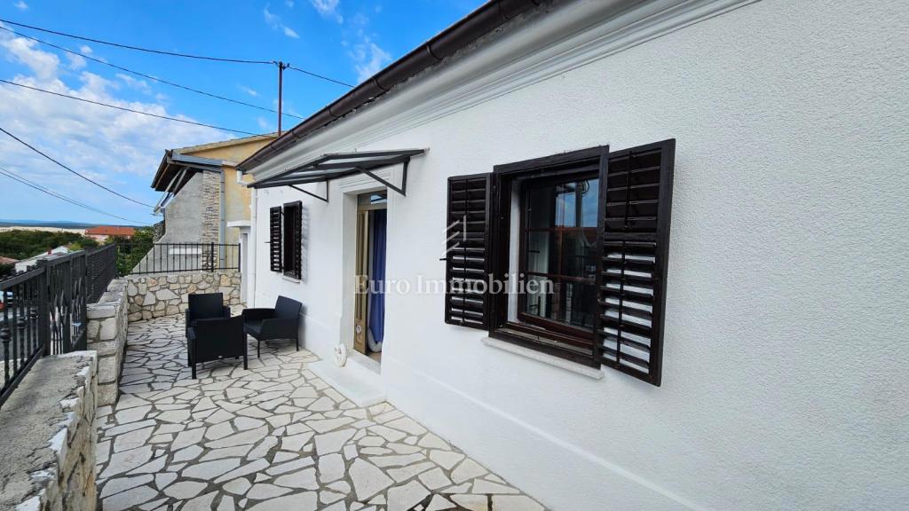 Pritlična hiša v Jadranovu s parkiriščem