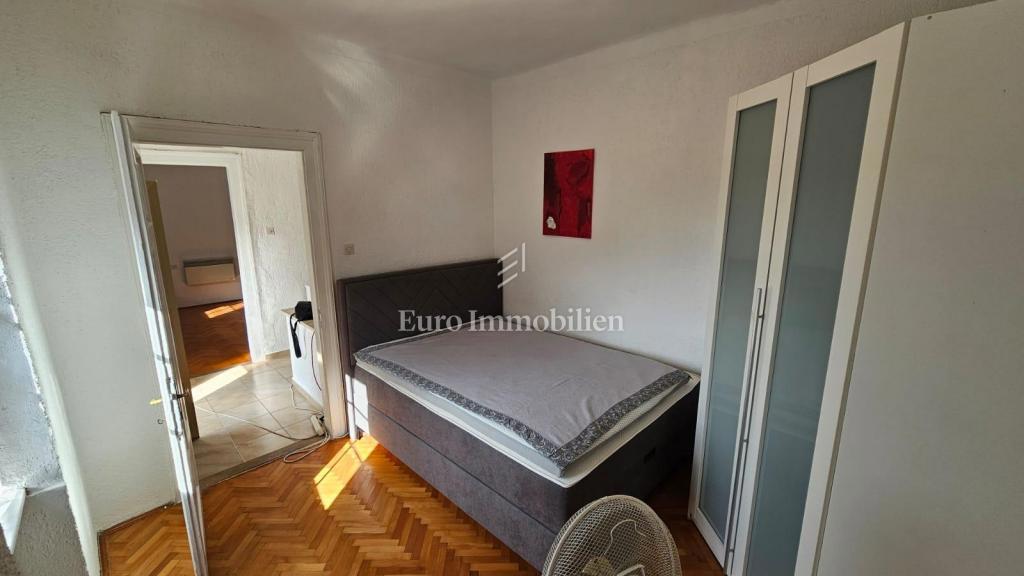 Pritlična hiša v Jadranovu s parkiriščem