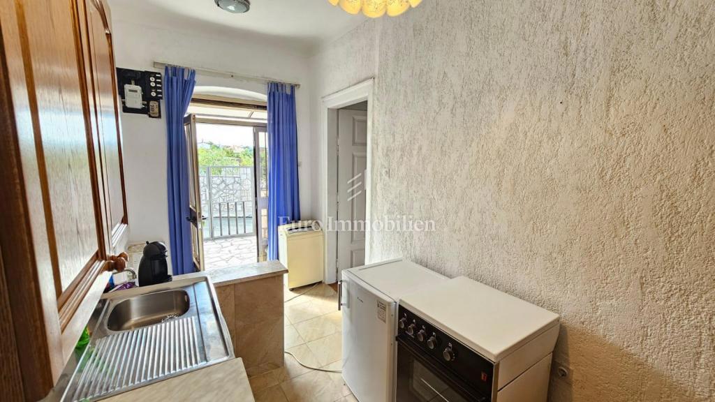 Pritlična hiša v Jadranovu s parkiriščem