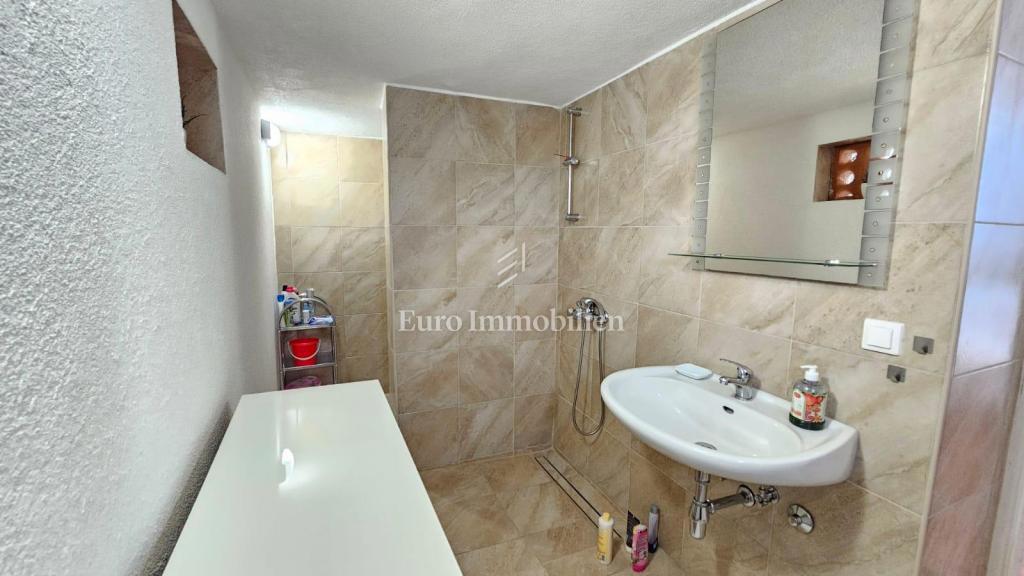 Pritlična hiša v Jadranovu s parkiriščem