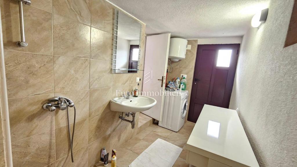 Pritlična hiša v Jadranovu s parkiriščem