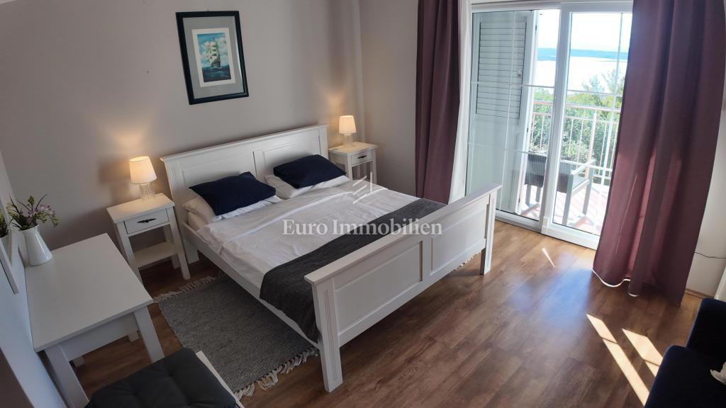 Stanovanje z Velikim Balkonom in Pogledom na Morje