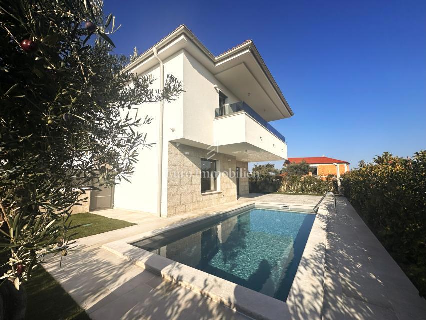 Malinska - kvalitetna nova hiša z bazenom