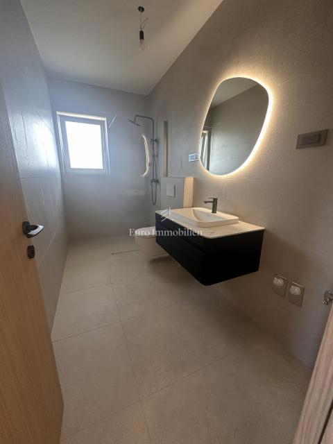 Malinska - kvalitetna nova hiša z bazenom