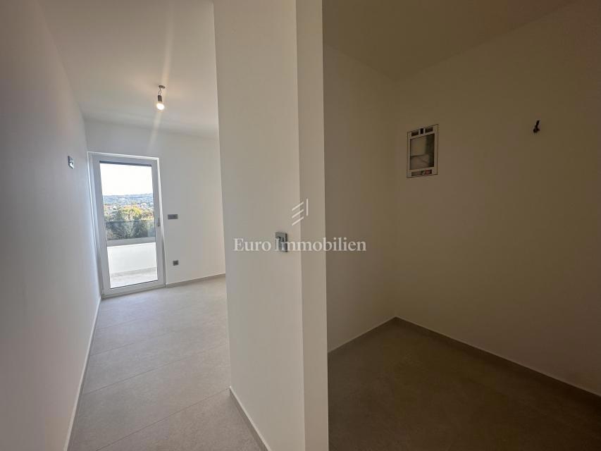 Malinska - kvalitetna nova hiša z bazenom