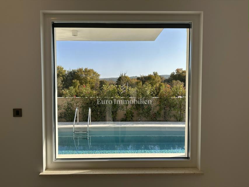 Malinska - kvalitetna nova hiša z bazenom