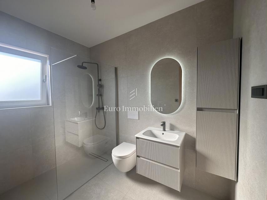 Malinska - kvalitetna nova hiša z bazenom