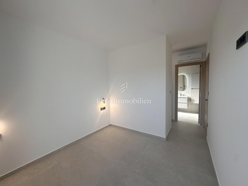 Malinska - kvalitetna nova hiša z bazenom