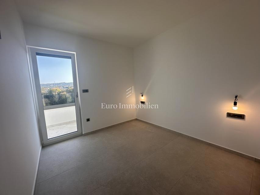 Malinska - kvalitetna nova hiša z bazenom