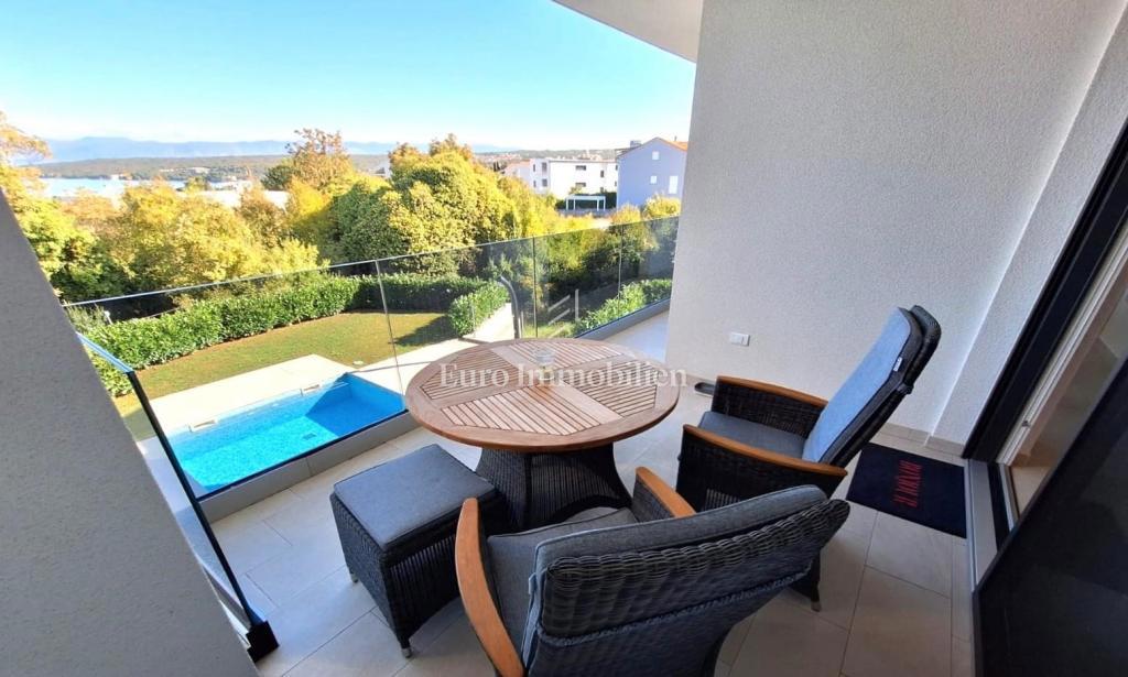 Dvosobno stanovanje z razgledom na morje blizu plaže