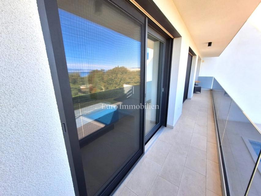 Dvosobno stanovanje z razgledom na morje blizu plaže