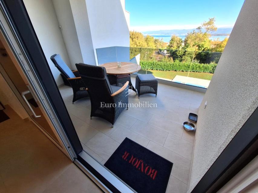 Dvosobno stanovanje z razgledom na morje blizu plaže