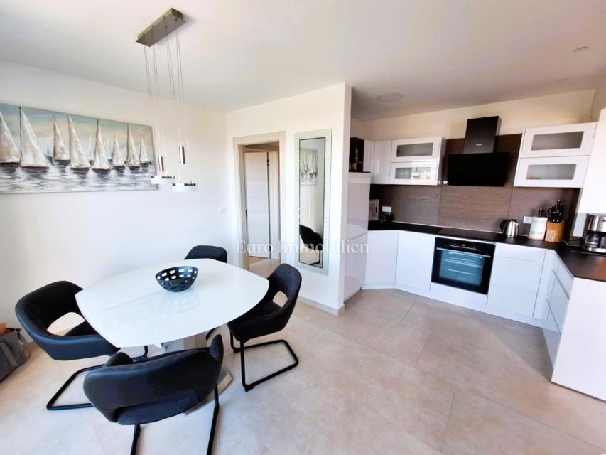 Dvosobno stanovanje z razgledom na morje blizu plaže