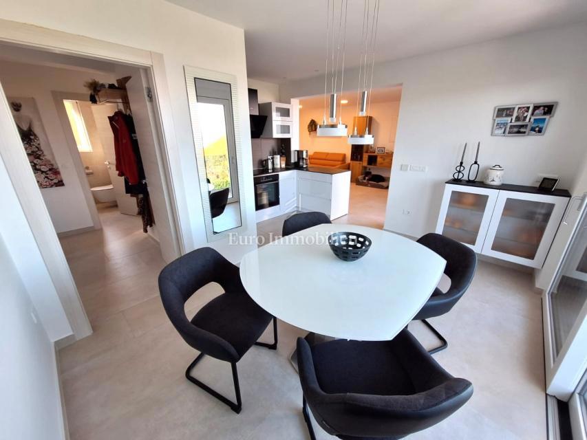 Dvosobno stanovanje z razgledom na morje blizu plaže