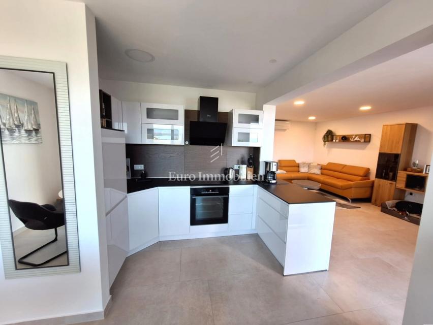 Dvosobno stanovanje z razgledom na morje blizu plaže