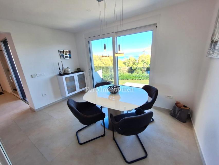 Dvosobno stanovanje z razgledom na morje blizu plaže