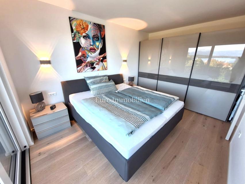 Dvosobno stanovanje z razgledom na morje blizu plaže