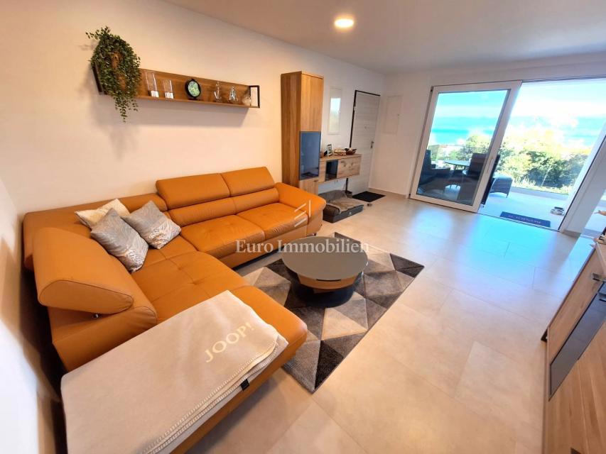 Dvosobno stanovanje z razgledom na morje blizu plaže