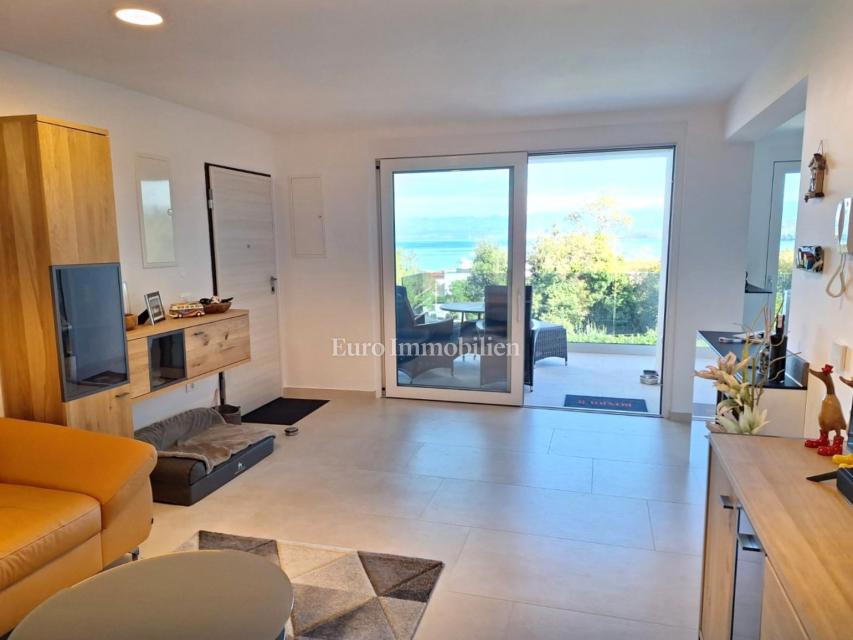 Dvosobno stanovanje z razgledom na morje blizu plaže