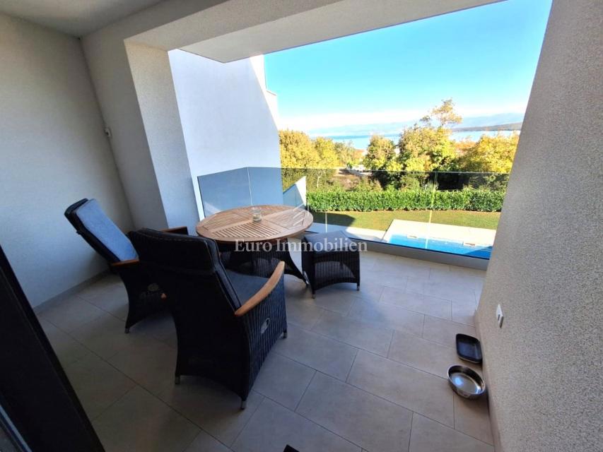 Dvosobno stanovanje z razgledom na morje blizu plaže