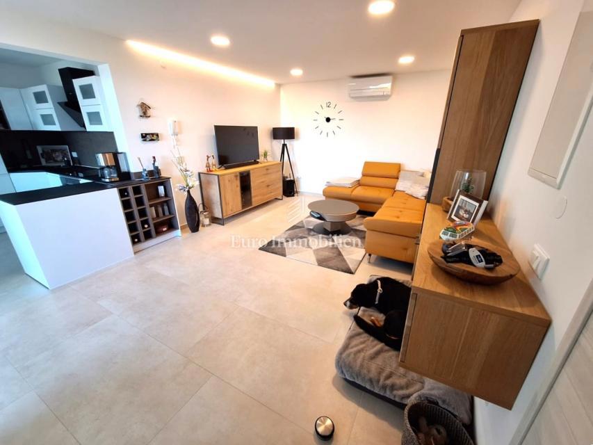 Dvosobno stanovanje z razgledom na morje blizu plaže