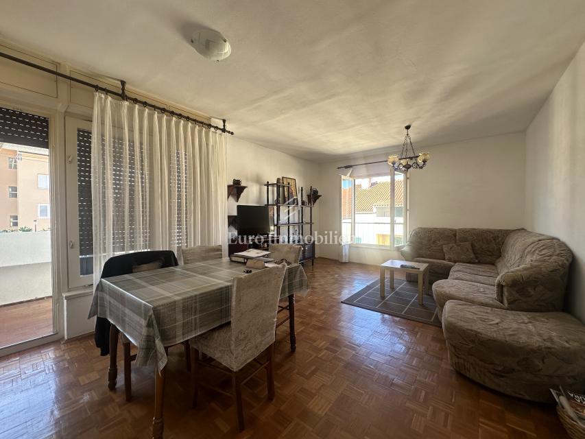 Dvosobno stanovanje v stanovanjski četrti Makarske