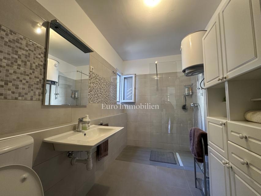 Dvosobno stanovanje v stanovanjski četrti Makarske