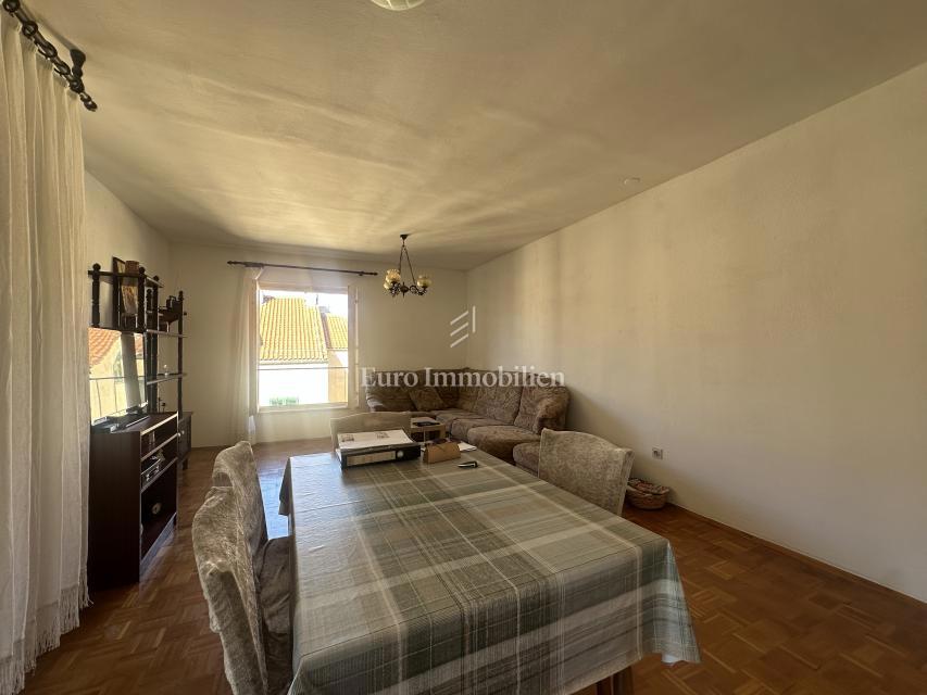 Dvosobno stanovanje v stanovanjski četrti Makarske