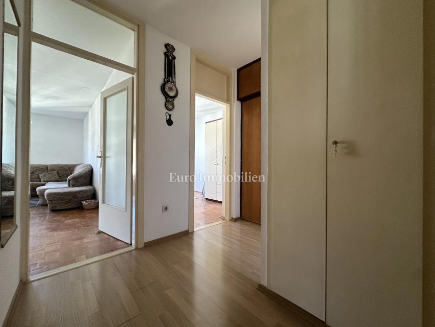 Dvosobno stanovanje v stanovanjski četrti Makarske