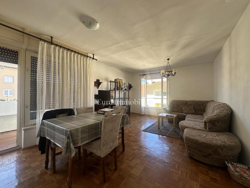 Dvosobno stanovanje v stanovanjski četrti Makarske