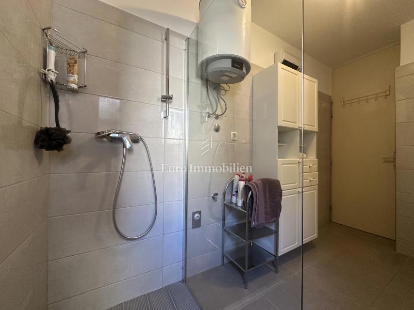 Dvosobno stanovanje v stanovanjski četrti Makarske