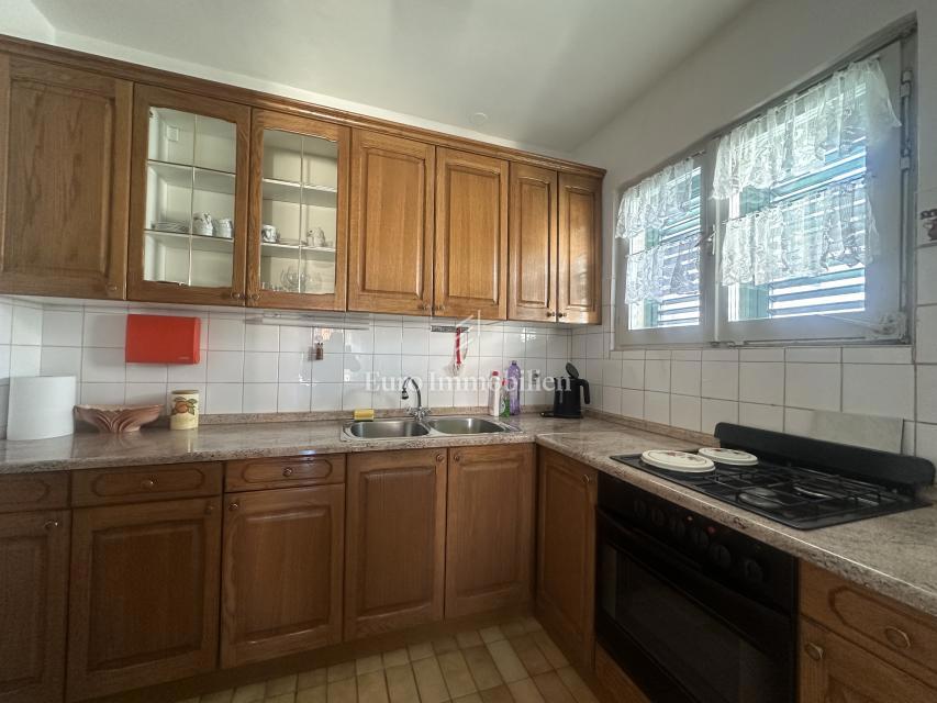 Dvosobno stanovanje v stanovanjski četrti Makarske