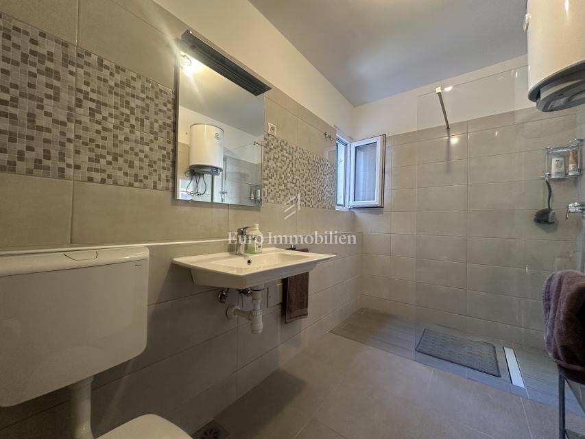 Dvosobno stanovanje v stanovanjski četrti Makarske