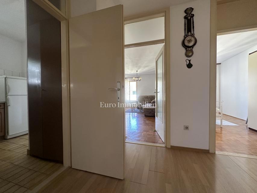 Dvosobno stanovanje v stanovanjski četrti Makarske