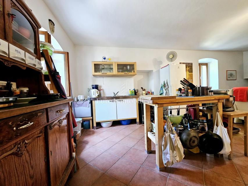 Hiša na Krku z velikim vrtom, potencial!