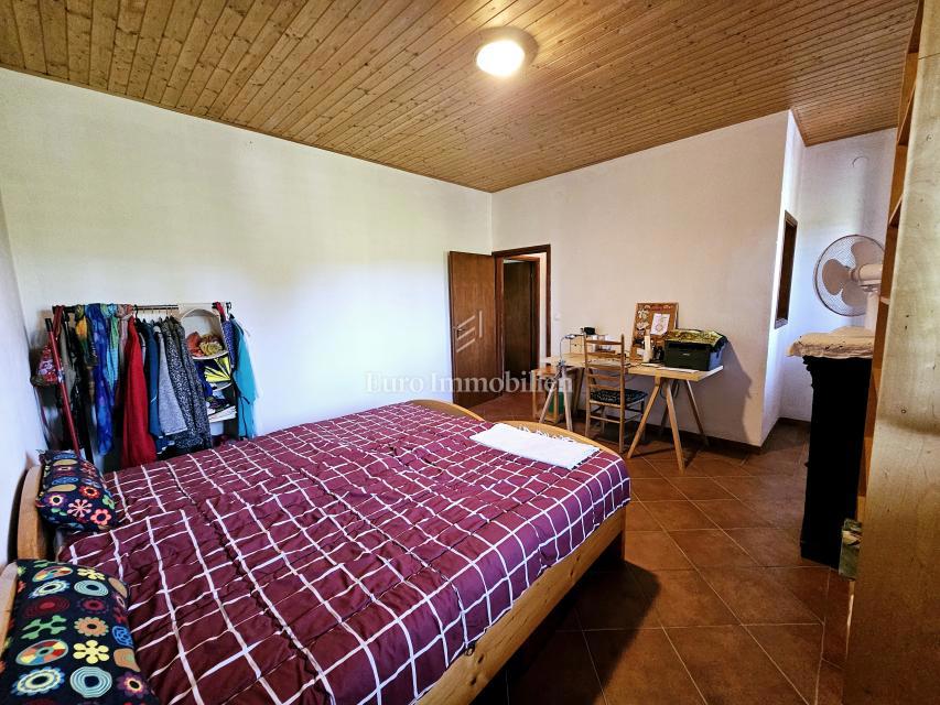 Hiša na Krku z velikim vrtom, potencial!