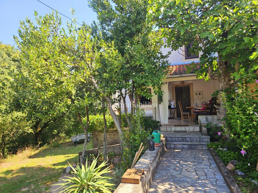 Hiša na Krku z velikim vrtom, potencial!