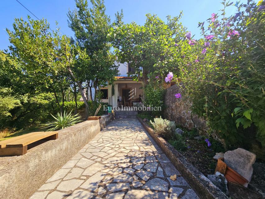 Hiša na Krku z velikim vrtom, potencial!