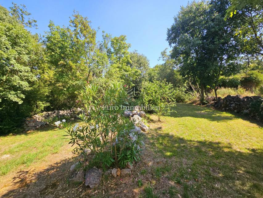 Hiša na Krku z velikim vrtom, potencial!