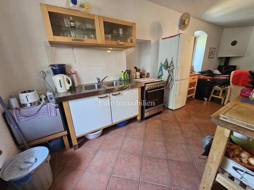 Hiša na Krku z velikim vrtom, potencial!