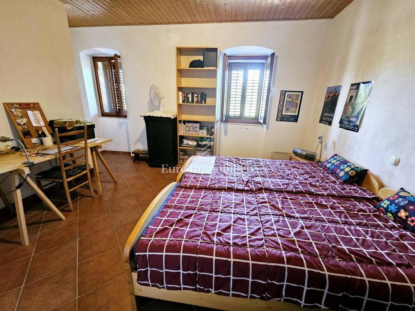 Hiša na Krku z velikim vrtom, potencial!