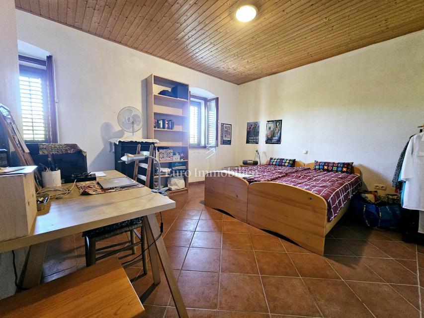 Hiša na Krku z velikim vrtom, potencial!