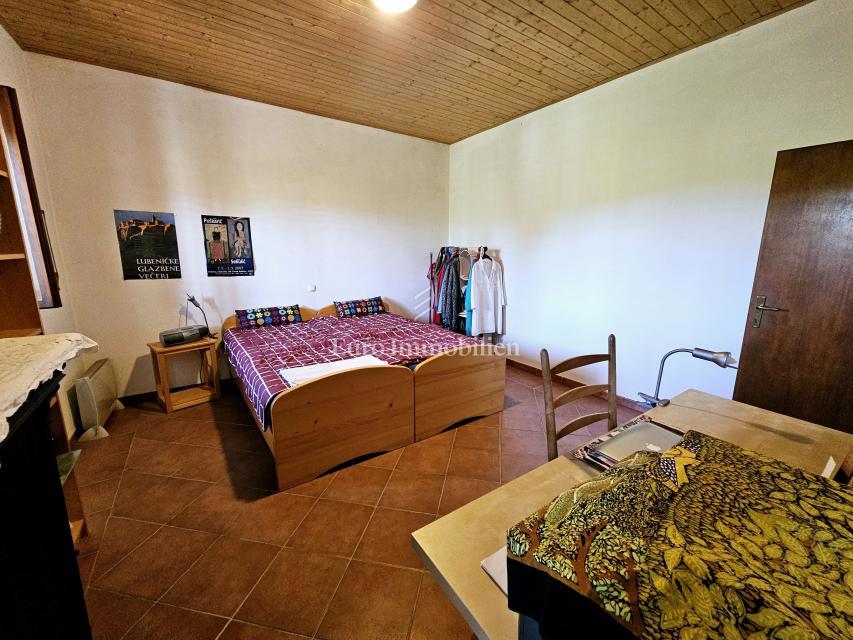 Hiša na Krku z velikim vrtom, potencial!