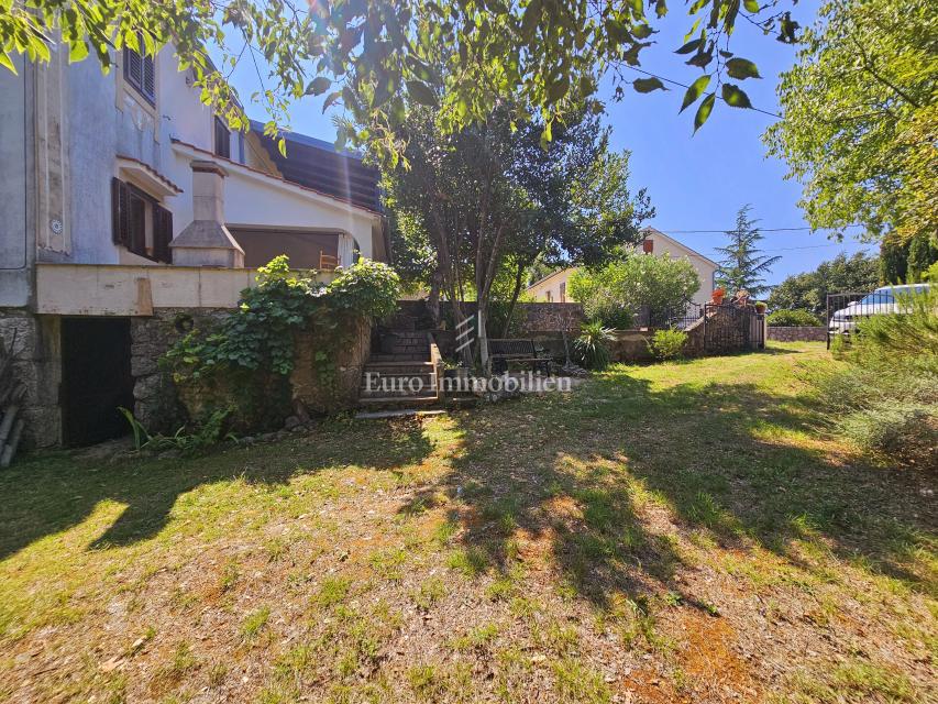 Hiša na Krku z velikim vrtom, potencial!