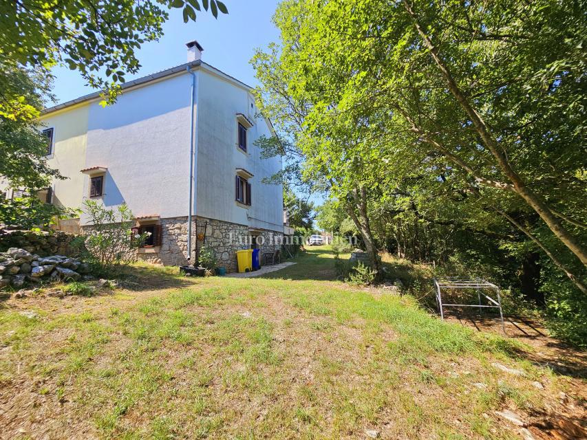 Hiša na Krku z velikim vrtom, potencial!